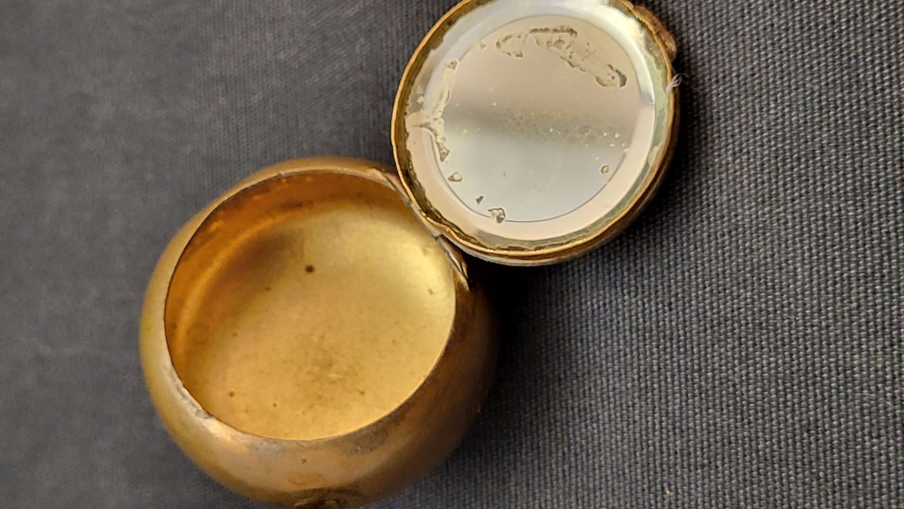Figuren: Antikes Dösli mit Insekt – Gebraucht aus Basel von spinne02 6
