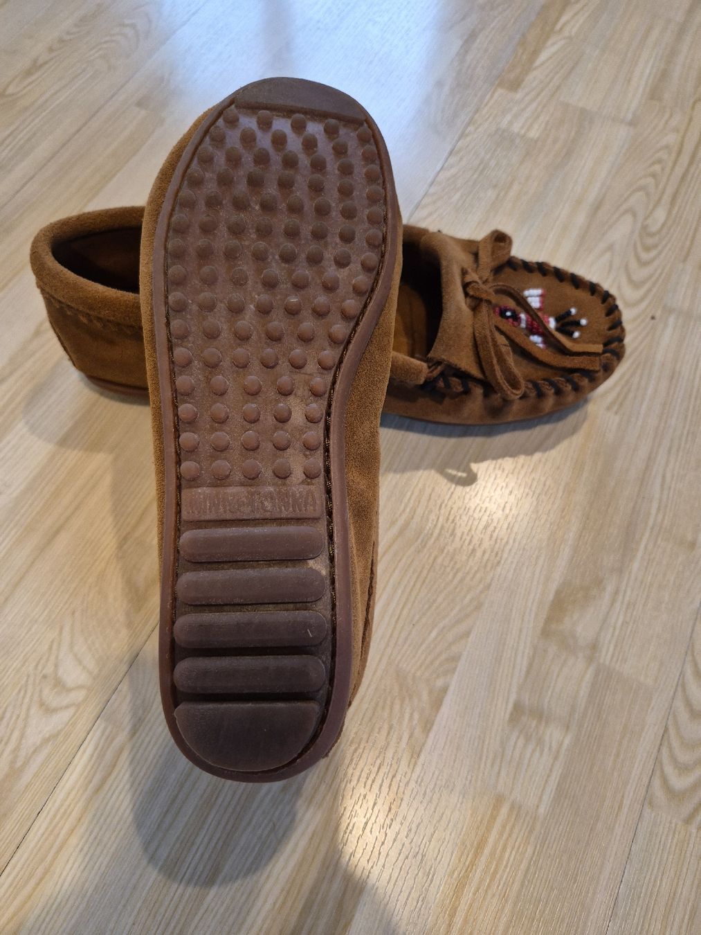 Herrenschuhe: Mocassins Minnetonka cuir marron décor perles taille 37 – Neu (gemäss Beschreibung) aus Delémont von fab_cpg5 2