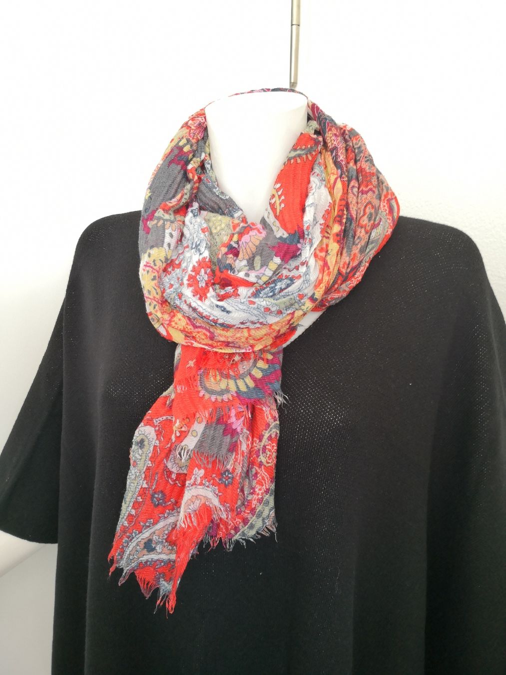 Foulard & Sciarpe: 🤩SCHAL MULTIFARBIG MIT PERSLEY-MUSTER – Usato da Olten venduto da Naja-Twins-Twins 4
