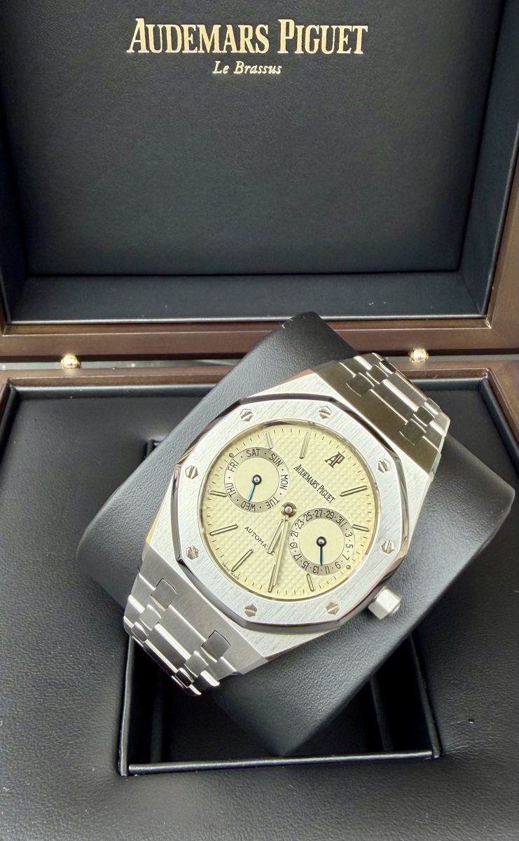 Audemars Piguet Orologi: Very RARE AP Royal Oak Cream Automatic – Usato da Zürich venduto da WATCHROOM 2