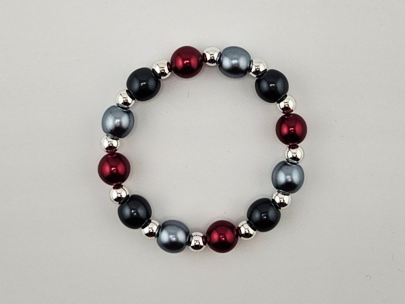 Armbänder & -reifen: Damenarmband Perlen in Anthrazit Grau Rot und Silber – Neu und originalverpackt aus Thalwil von Seesteine 2