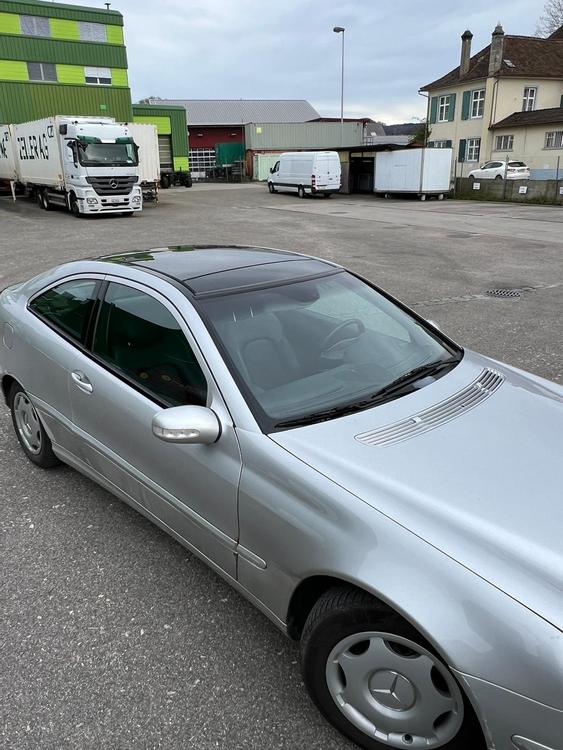 MERCEDES-BENZ C180 SPORT COUPE Automat Wenig Kilometer