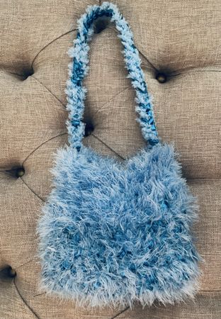 Handtasche Felloptik hellblau 20cm Breite