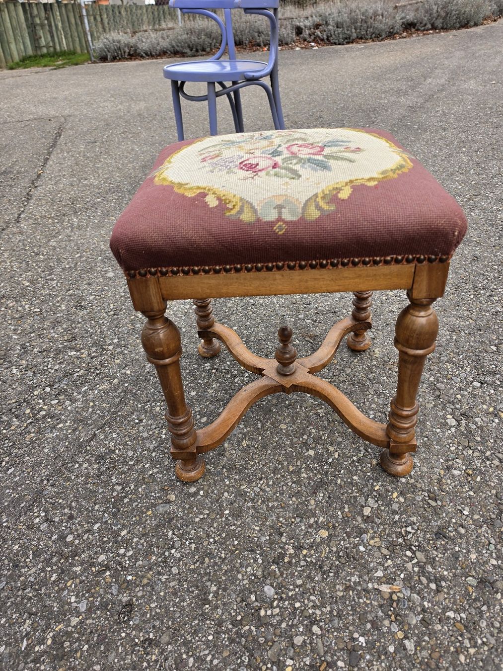 Sgabelli: Antiker hocker /  mit Rosenmuster, – Usato da Mettlen venduto da elios0888 3