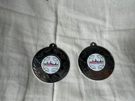 2 gleiche silberne Medaillen