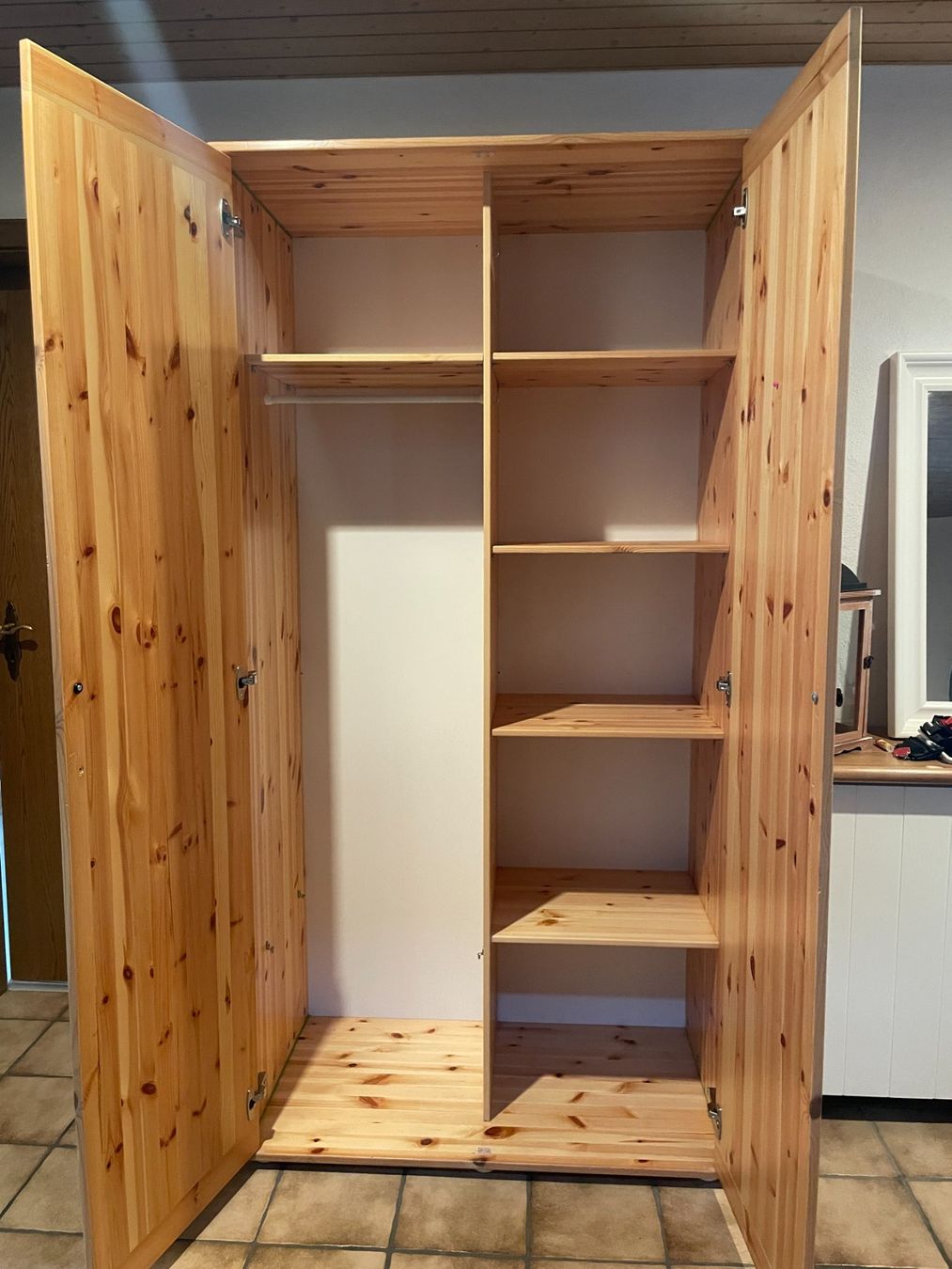 Armoires: Schrank - Massivholz – D'occasion à Schmerikon par die_8b8m 1
