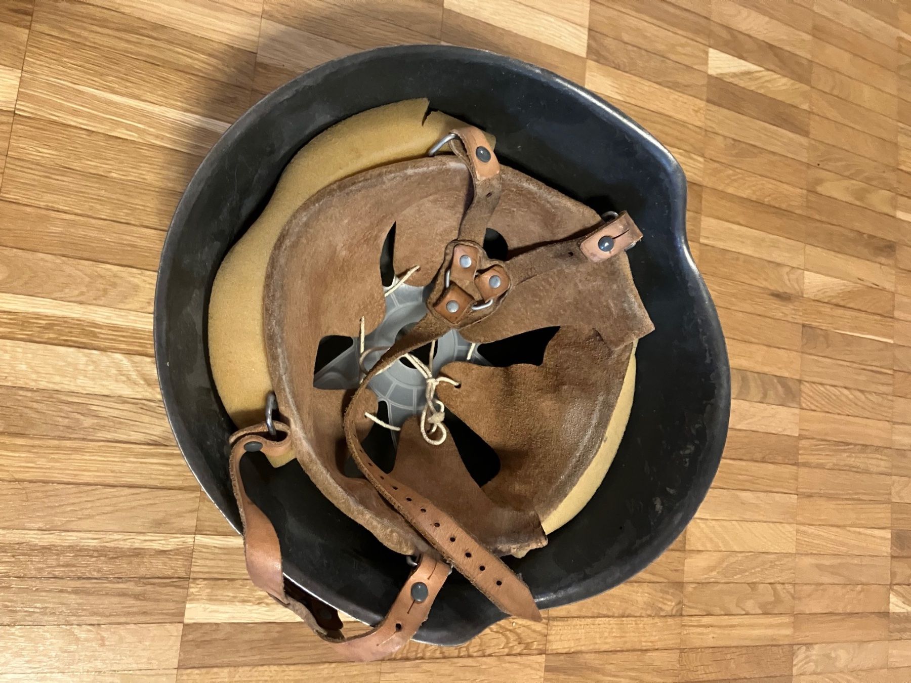 Uniformen & Effekten: Stahlhelm – Gebraucht aus winterthur von cartilage 2