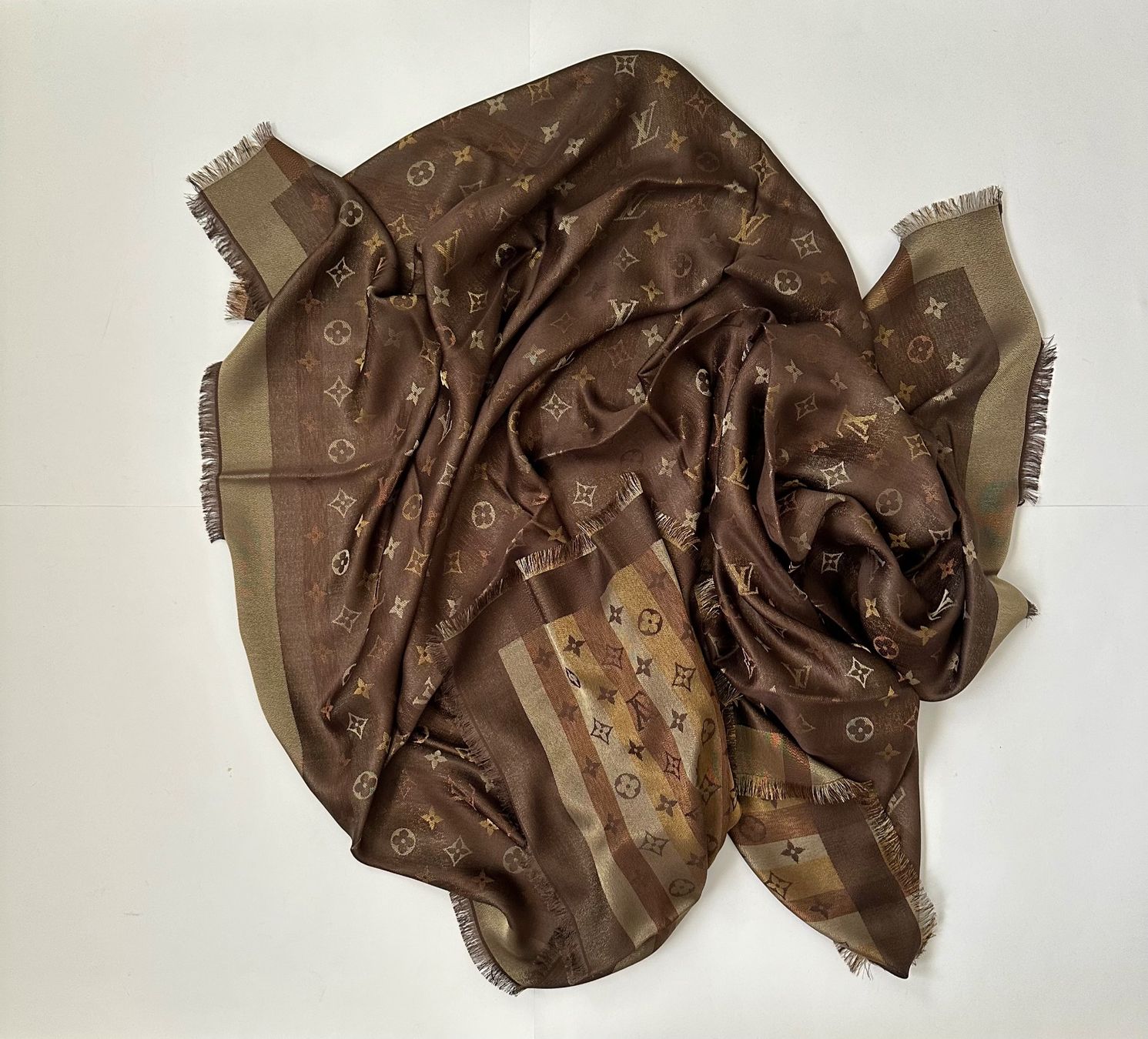 Louis Vuitton Foulards & écharpes: Louis Vuitton Monogram – Neuf (Voir description) à Pregassona par Reluxuryspace 3