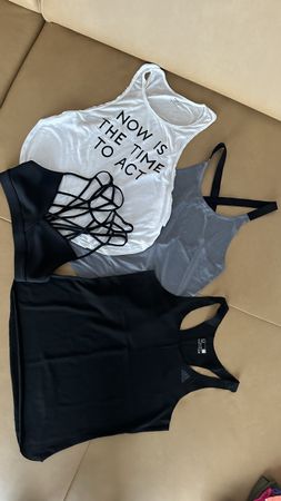 3 Sport Tank-Tops inkl. einen stylischen Sport-BH