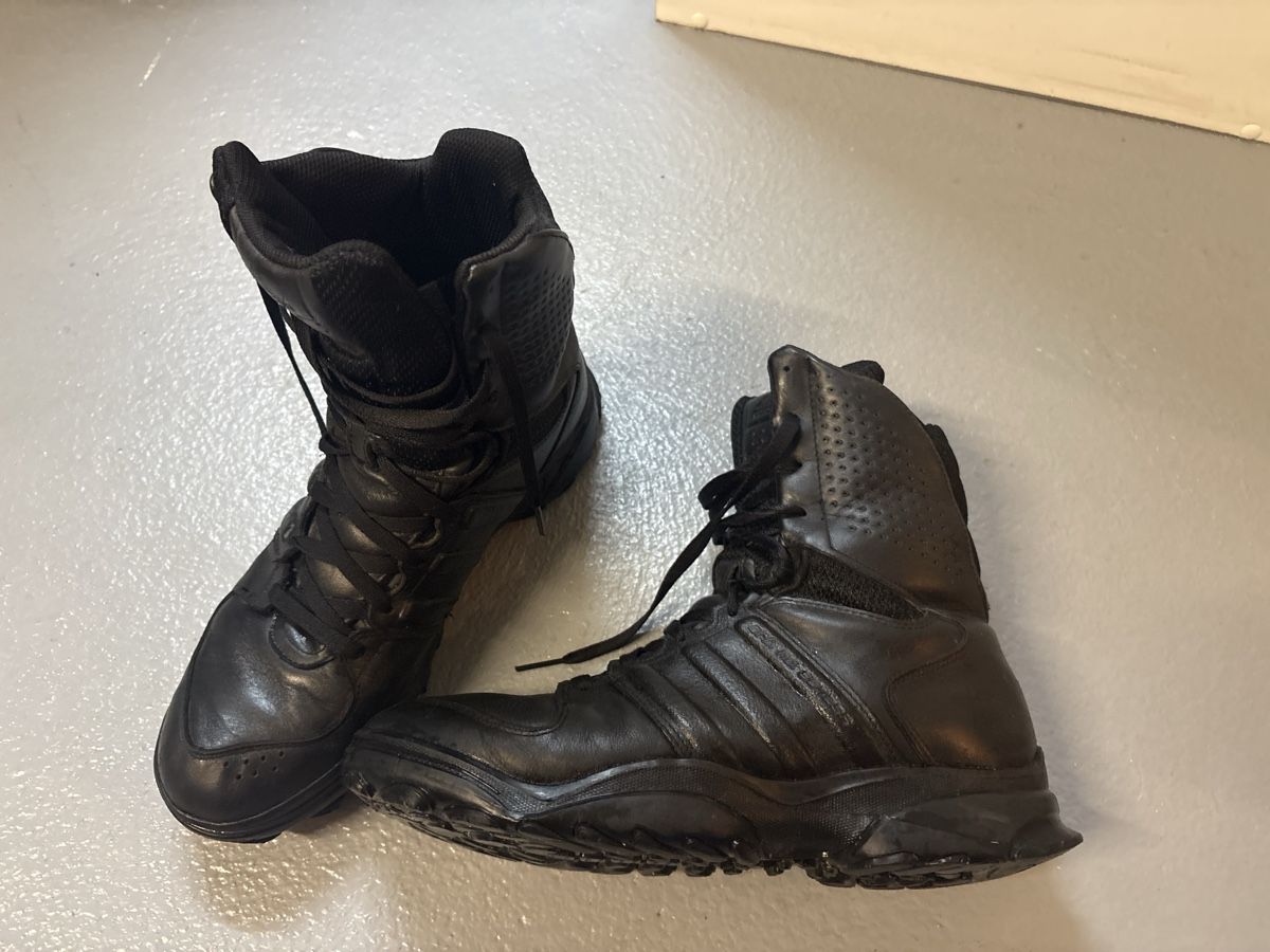 Adidas Chaussures hommes: Kampfstiefel Adidas Grösse 44 2/3 – D'occasion à Neerach par Opahl