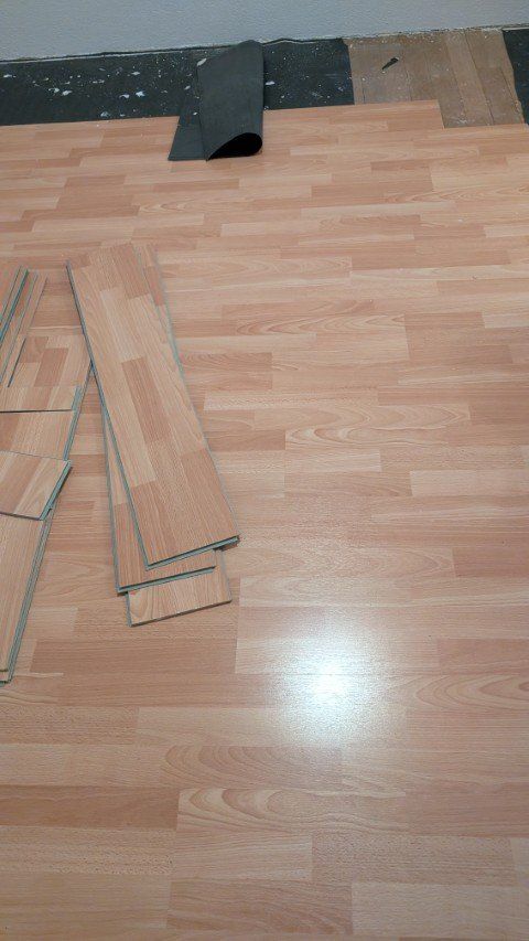 Rivestimenti per pavimenti: Laminat zu verkaufen...... – Usato da Winznau venduto da Delphin65 2
