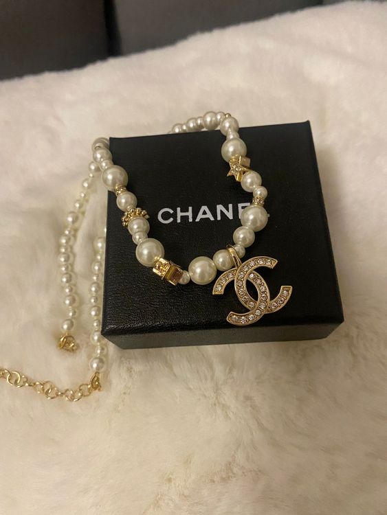 Chanel VIP Necklace with Gold Stars and Pearl Accents | Kaufen auf Ricardo