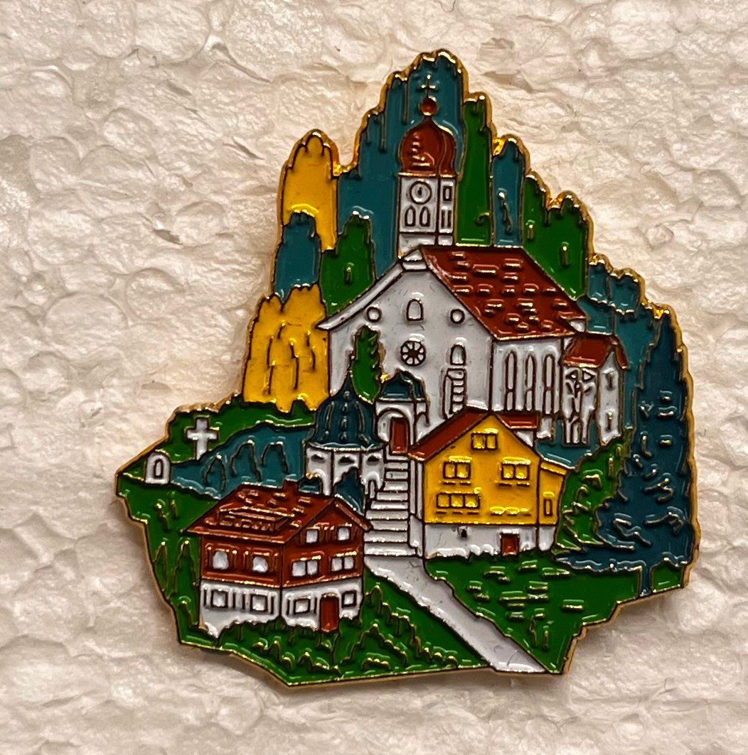 Placchette & Badge: Pin Simone Erni - Dorf mit Kirche – Usato da Obernau venduto da Wgnom
