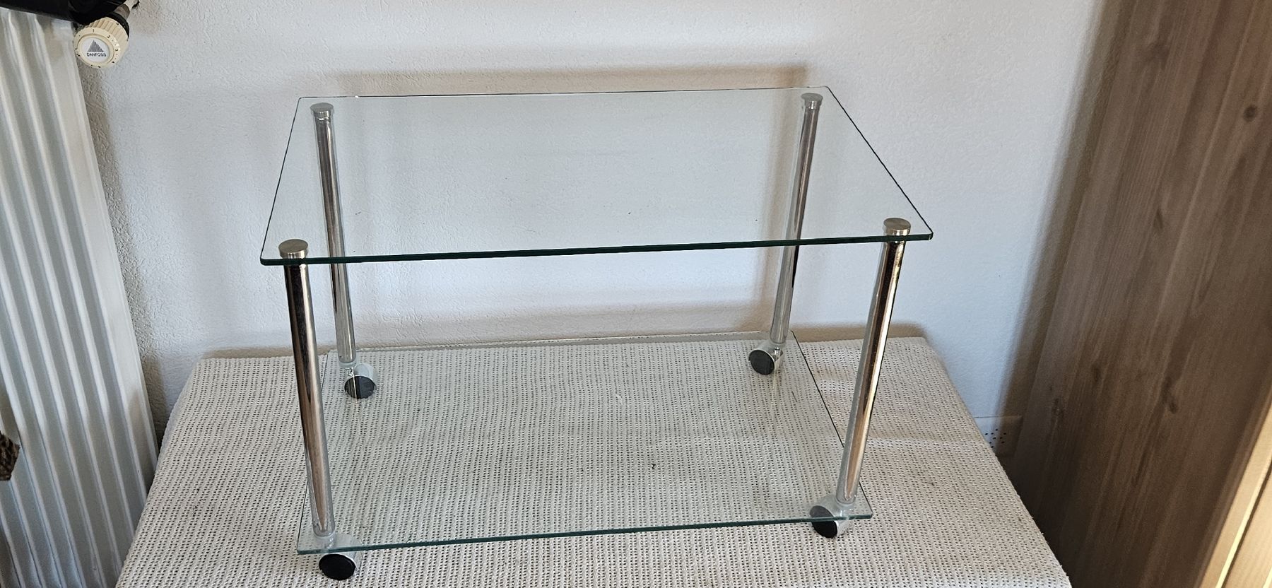 Tische: Glastisch, Beistelltisch mit Rollen – Gebraucht aus Belp von Ginus85