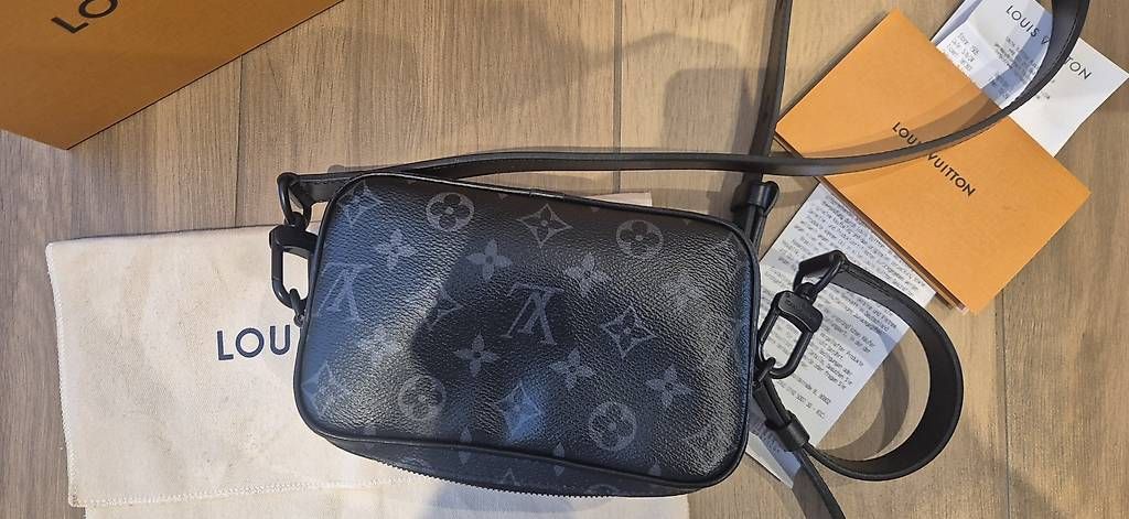 Mila Louise Borse: Louis Vuitton Alpha Wearable Geldbörse – Usato da Lupsingen venduto da ema_fh7c 3