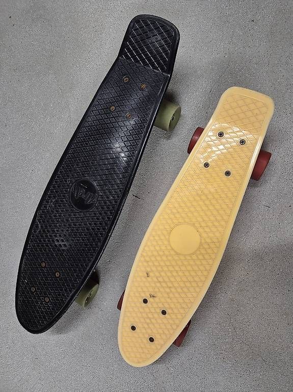 Skateboards: Zwei Rollbretter – Usato da Volken venduto da Mineralwasser13
