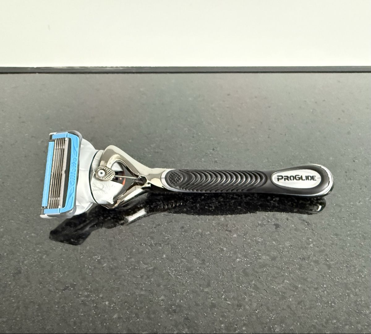Gillette Rasierapparate & Rasierklingen: Gillette ProGlide Rasierer mit Ständer – Gebraucht aus Bern von LM08 1