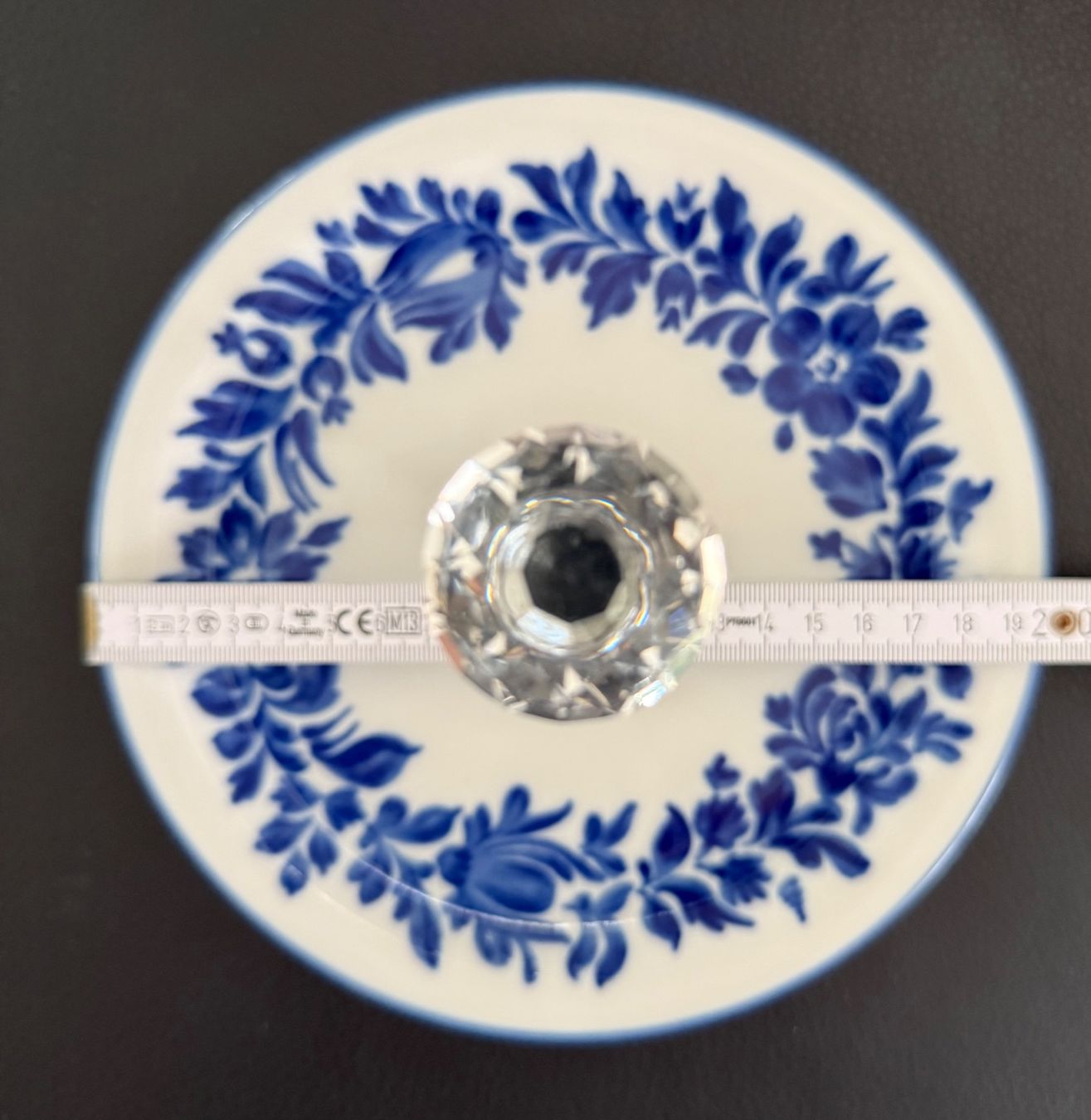Assiettes: ETAGERE  MIT  GESCHLIFFENEM  GLASKOPF – D'occasion à Subingen par ArtBead 2