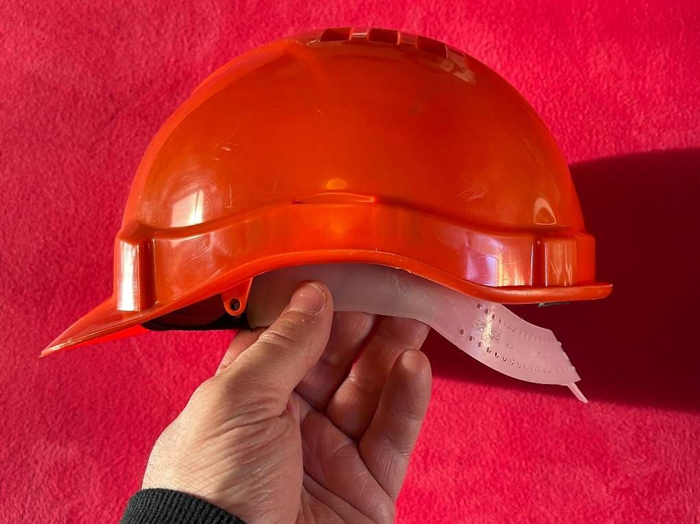 Protezione per viso e udito: Casco cantiere – Usato da Maroggia venduto da Luca_Ferrario