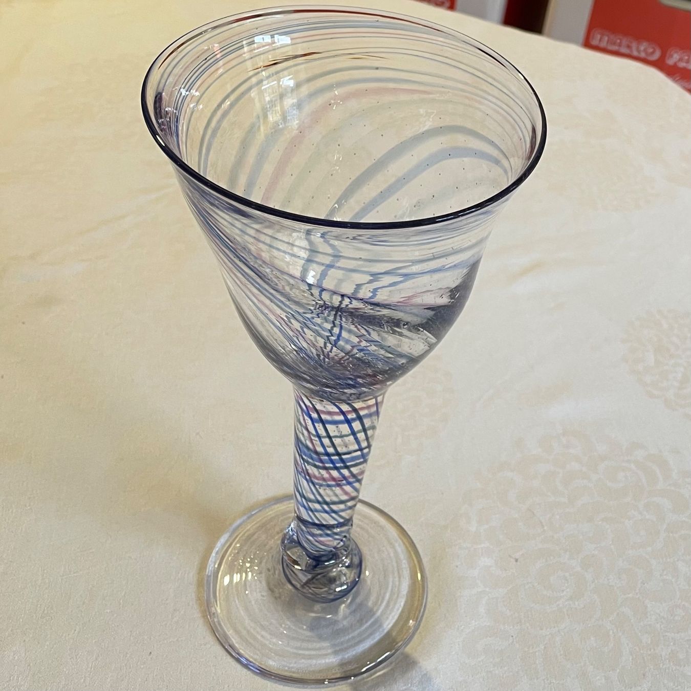 Bicchieri: Eigenwilliger Glas Pokal mit farbigen Streifen – Usato da Liestal venduto da Coutellerie 1