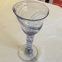 Eigenwilliger Glas Pokal mit farbigen Streifen