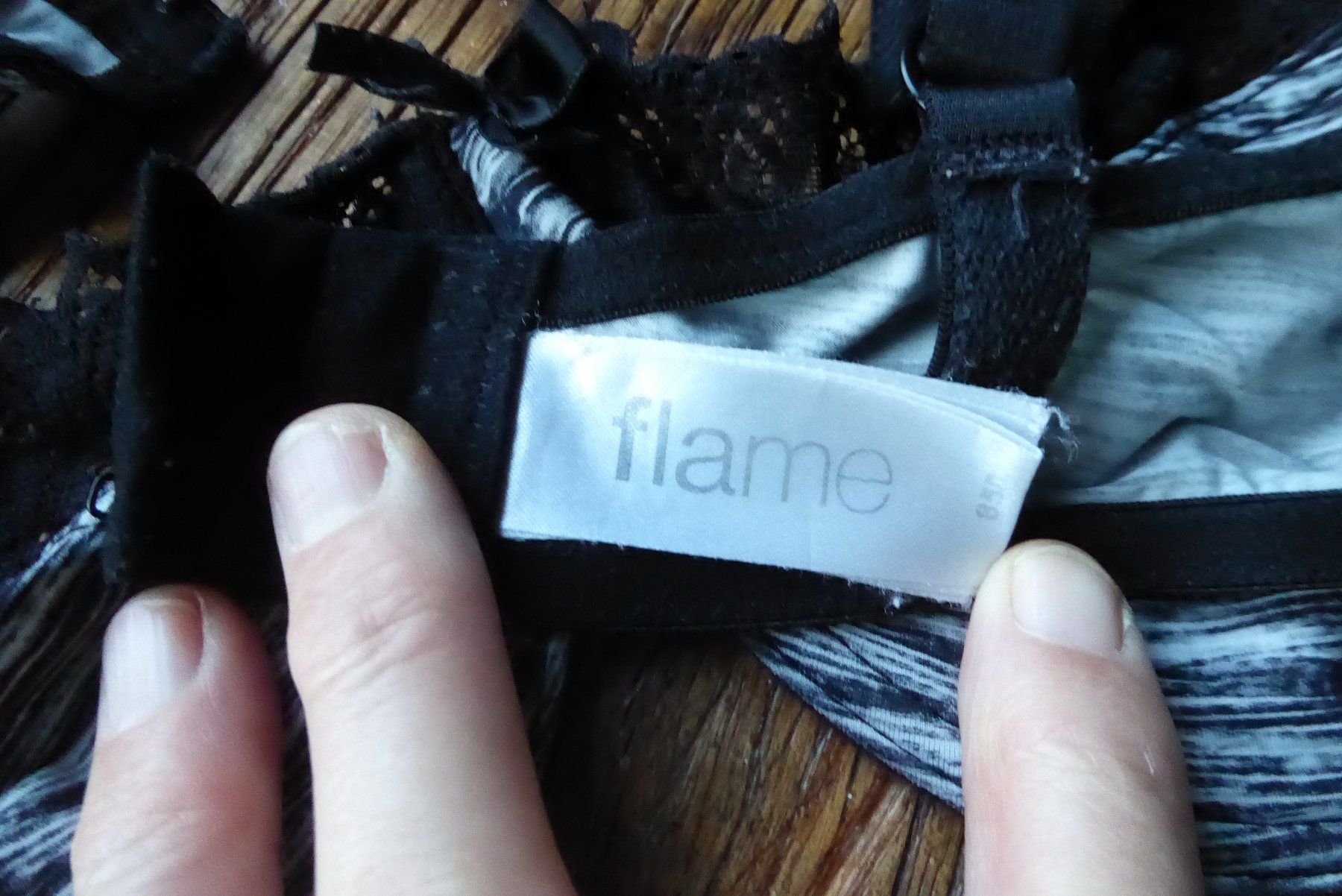 Altra biancheria intima: schöner Spitzen BH Gr 85 D flame – Usato da Sargans venduto da Benziner 2