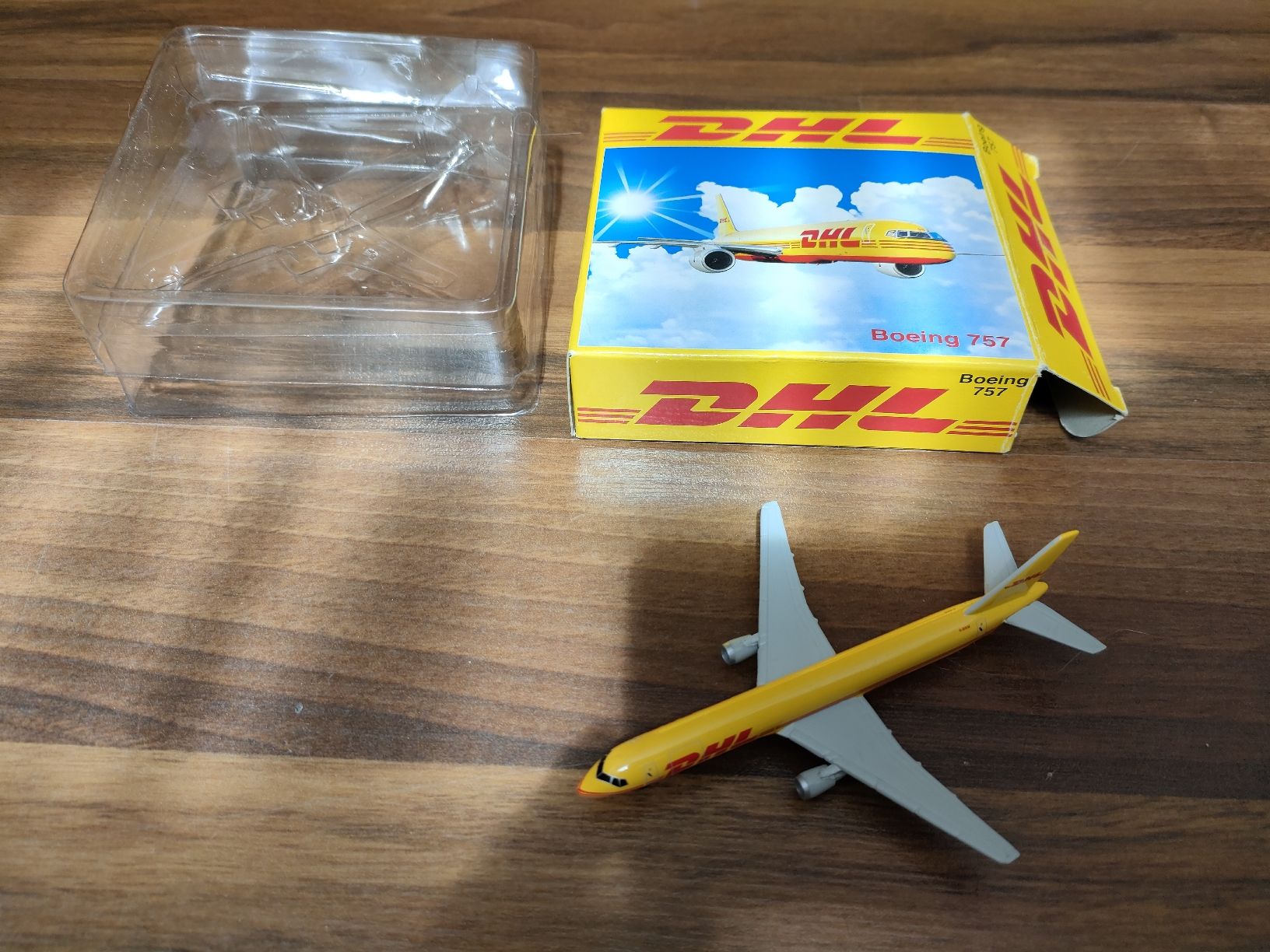 Modellbausätze & Standmodelle: DHL Boeing 757 Grösse 1:400 – Neu und originalverpackt aus Leuggelbach von Schreiner21
