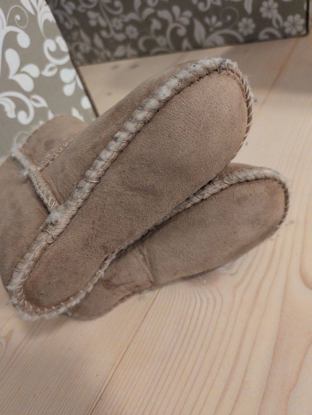 Ugg Schuhe für Jungen: UGG Babyschuhe Gr. 19 – Gebraucht aus Oberhelfenschwil von Tattar 2