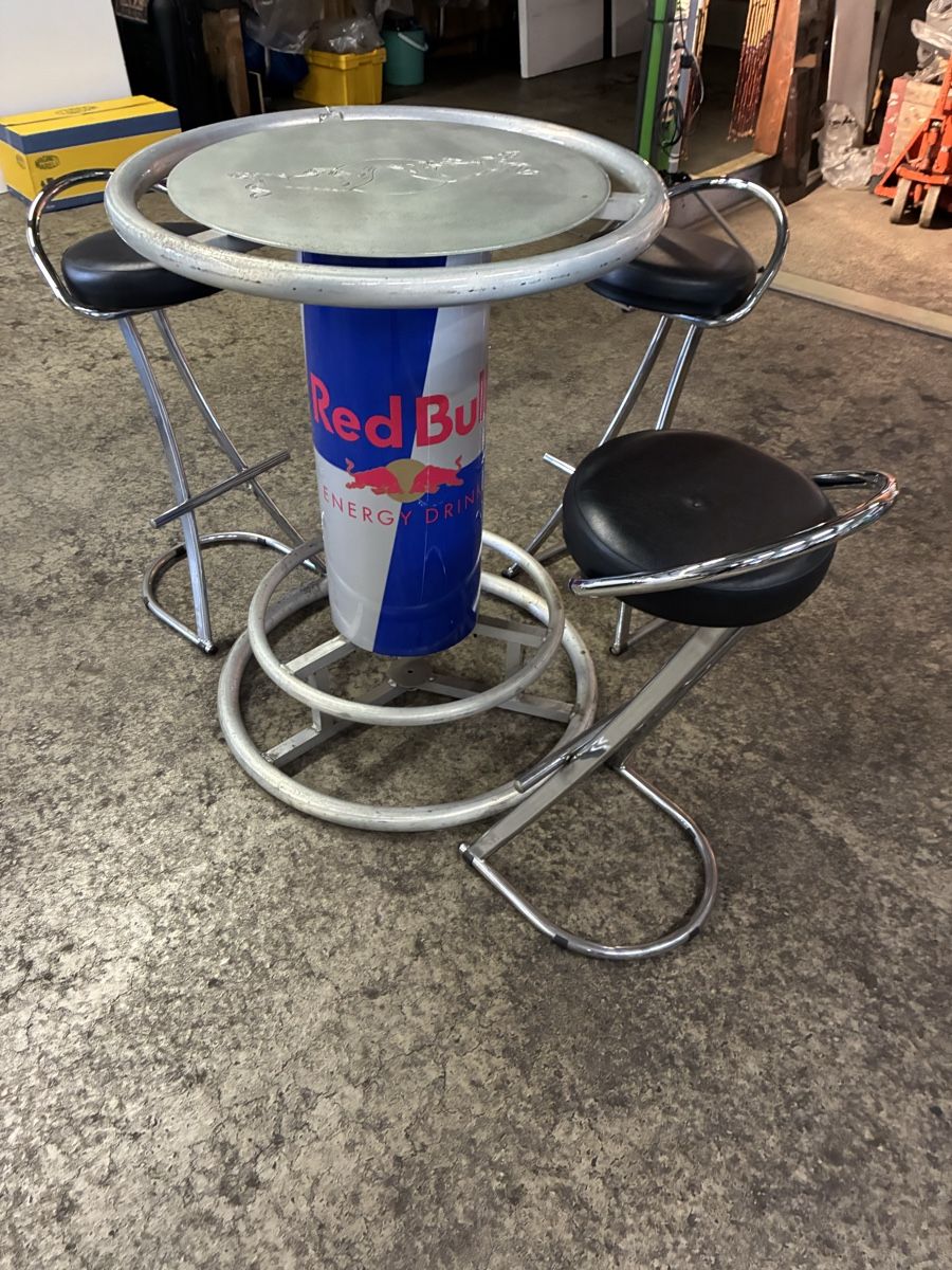 Hocker: Red Bull Bartisch mit 3 Barhocker – Gebraucht aus Belp von Kbasic