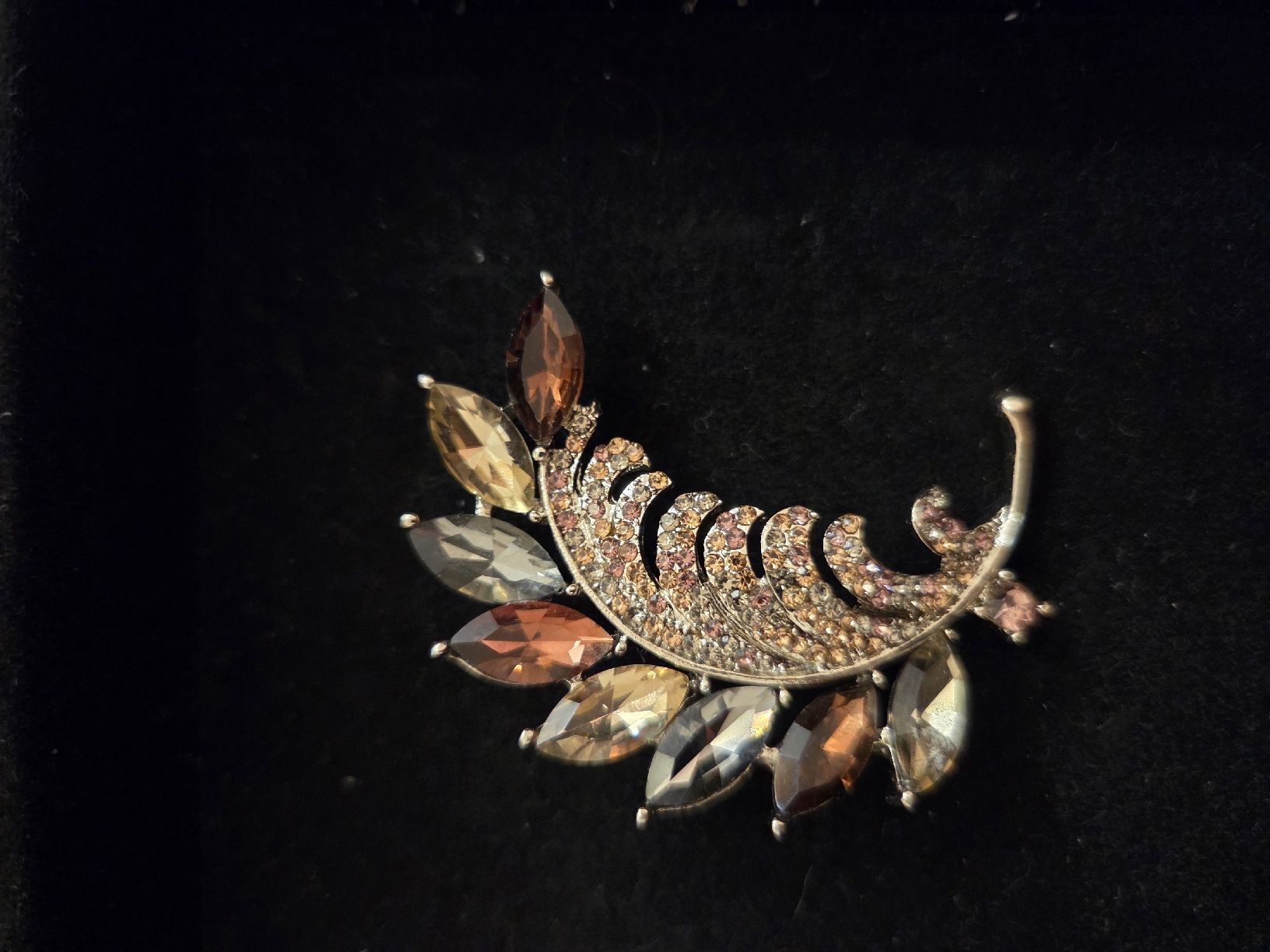 Broches & Aiguilles: Brosche Blattmotiv mit Steinen  – D'occasion à Allschwil par Dayami