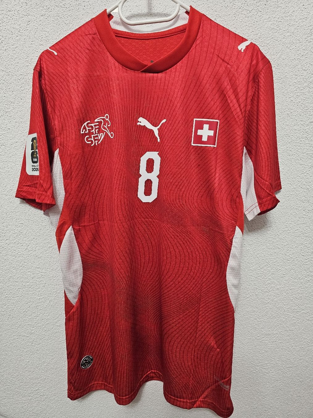 Canottiere & Pantaloni: Schweiz Spielerversion Trikot WM 2026 – Nuovo (secondo la descrizione) da Rickenbach LU venduto da LichterWelt