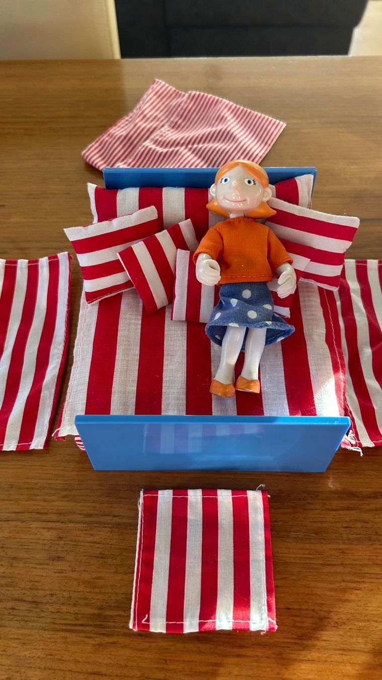 Ikea Case e mobili per bambole: IKEA Puppenhaus Möbel Set mit Figuren – Usato da Müllheim Dorf venduto da jeney9