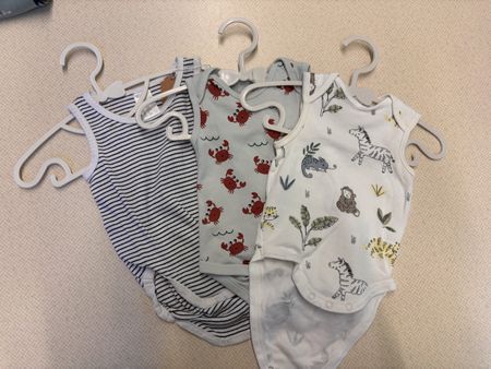 3 Baby Bodys C&A/H&M Set mit Muster Grösse 62 neuwertig