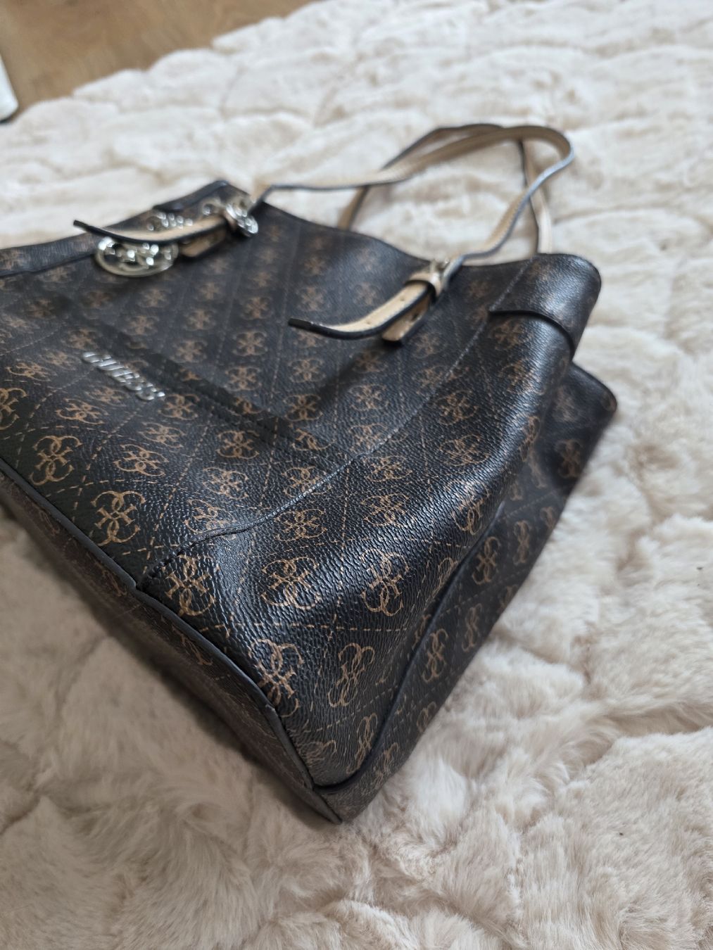 Guess Taschen für Damen: Guess Handtasche braun mit Logo Muster – Gebraucht aus Eggenwil von Schramy 1