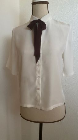 Chemise blanc cassé taille 4, col avec lavallière. 55%