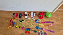 viele Spielzeuge (Autos, Bälle, ...)