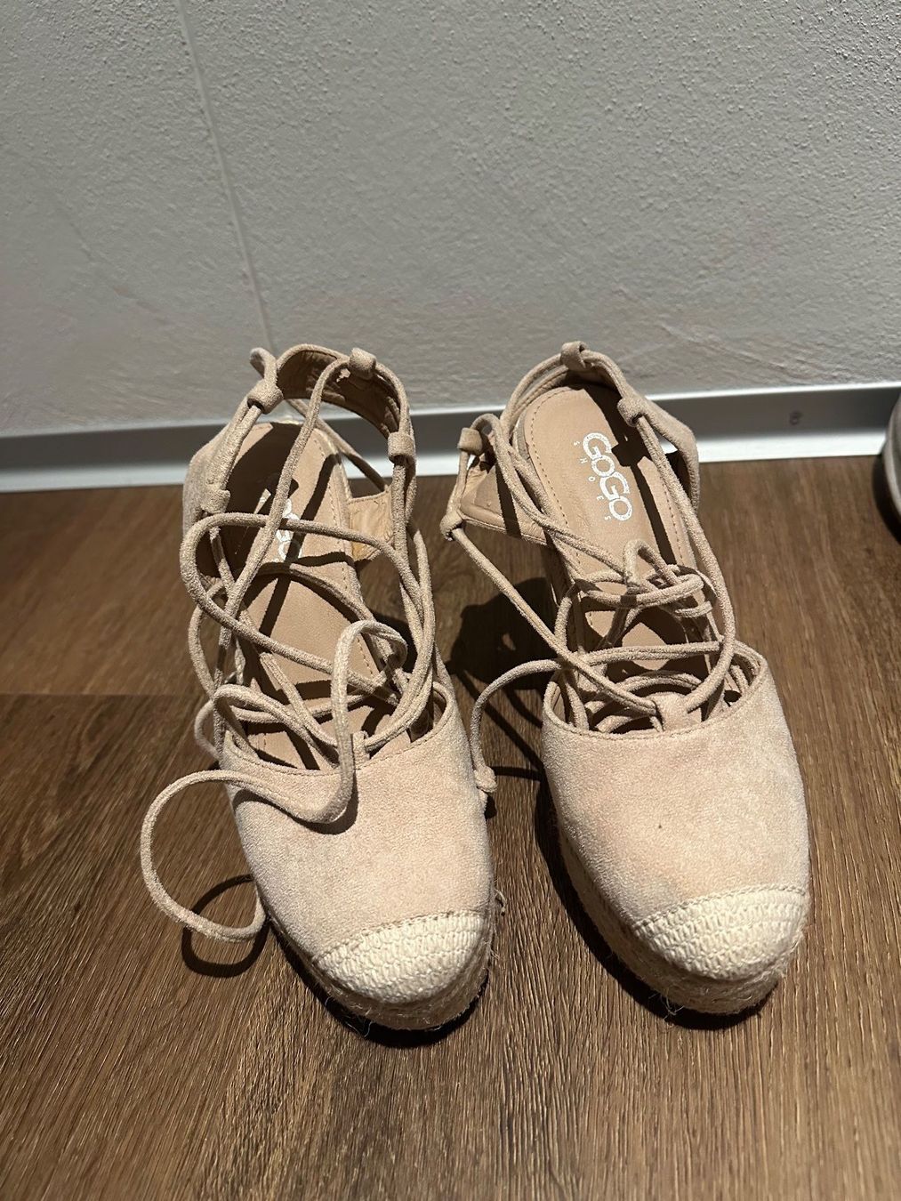Scarpe da donna: Beige GoGo Wedges mit Bastsohle – Nuovo (secondo la descrizione) da Kölliken venduto da mar_8jjj