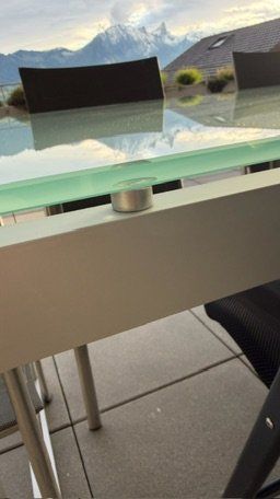 Pfister Tavoli: Zeitloser Ess- oder Bürotisch mit Glasplatte und Alugestell – Usato da Oberhofen am Thunersee venduto da StefanAlex 6