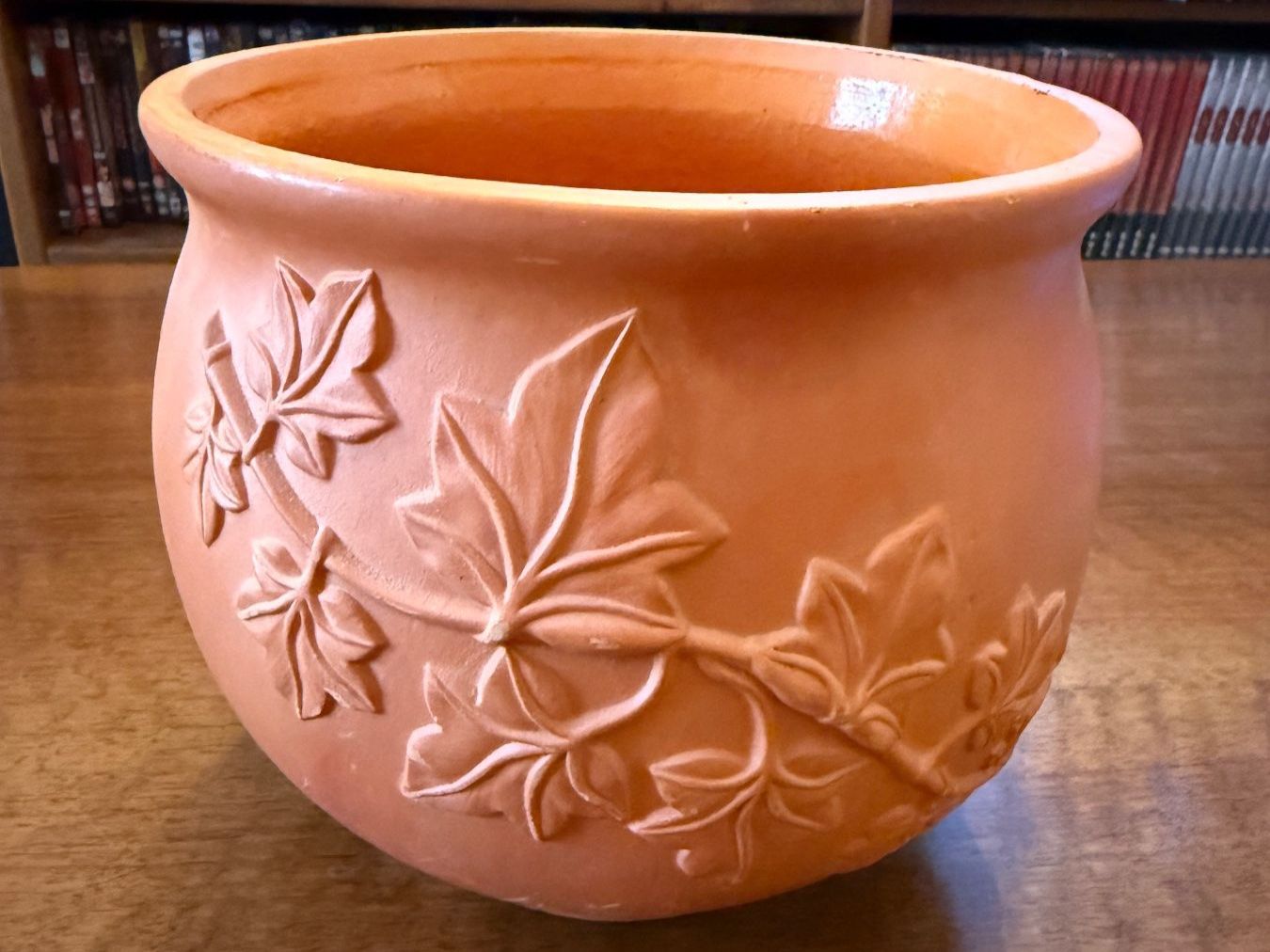 Vasi per fiori: Ton-Blumentopf  mit Blattmuster gebraucht – Usato da Erstfeld venduto da Mario_boe0
