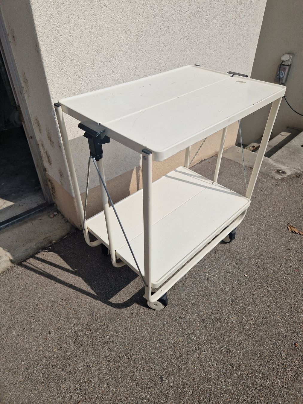 Dessertes: Servierwagen weiss klappbar 70cm hoch 60cm breit  – D'occasion à Mörigen par Clio111 4
