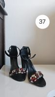 Traumhafte schwarze Sandalen mit Bijou-Steinen