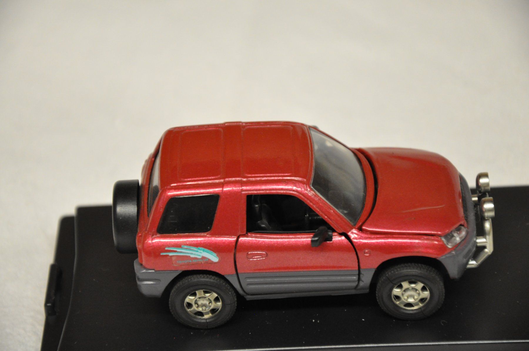 Toyota Modellini d'auto: Toyota RAV 4 – Nuovo e nell'imballaggio originale da Ebnat-Kappel venduto da Aallerlei 2
