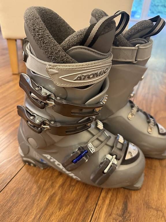 Damenschuhe: Chaussures de ski Atomic taille 39  – Gebraucht aus Lausanne von nat_h2gw