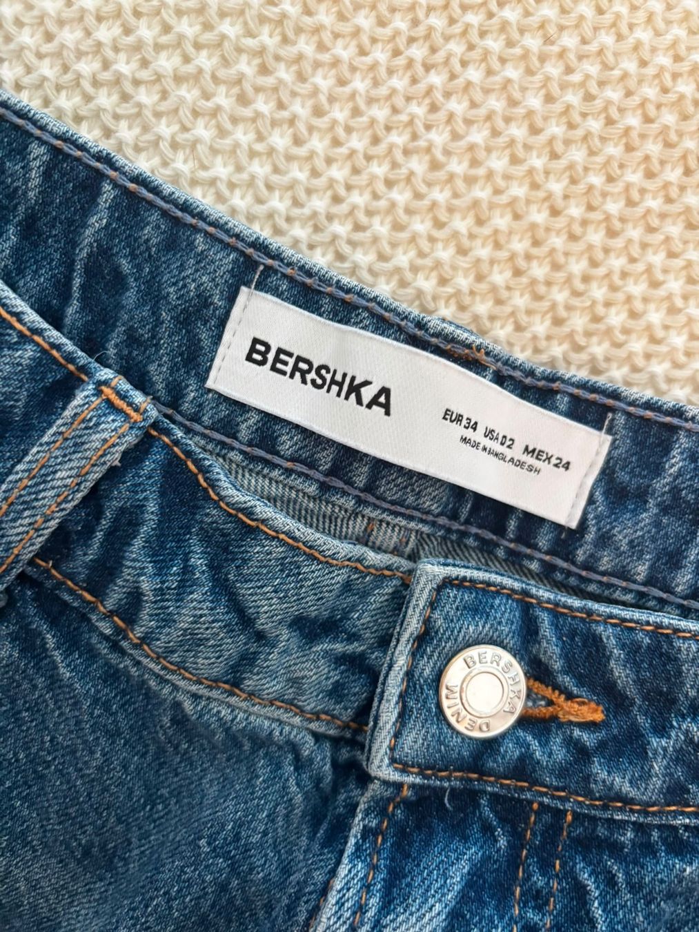 Bershka Jeans: Kurze Hose. Jeans. Woman – Usato da Eglisau venduto da Marc_J. 2