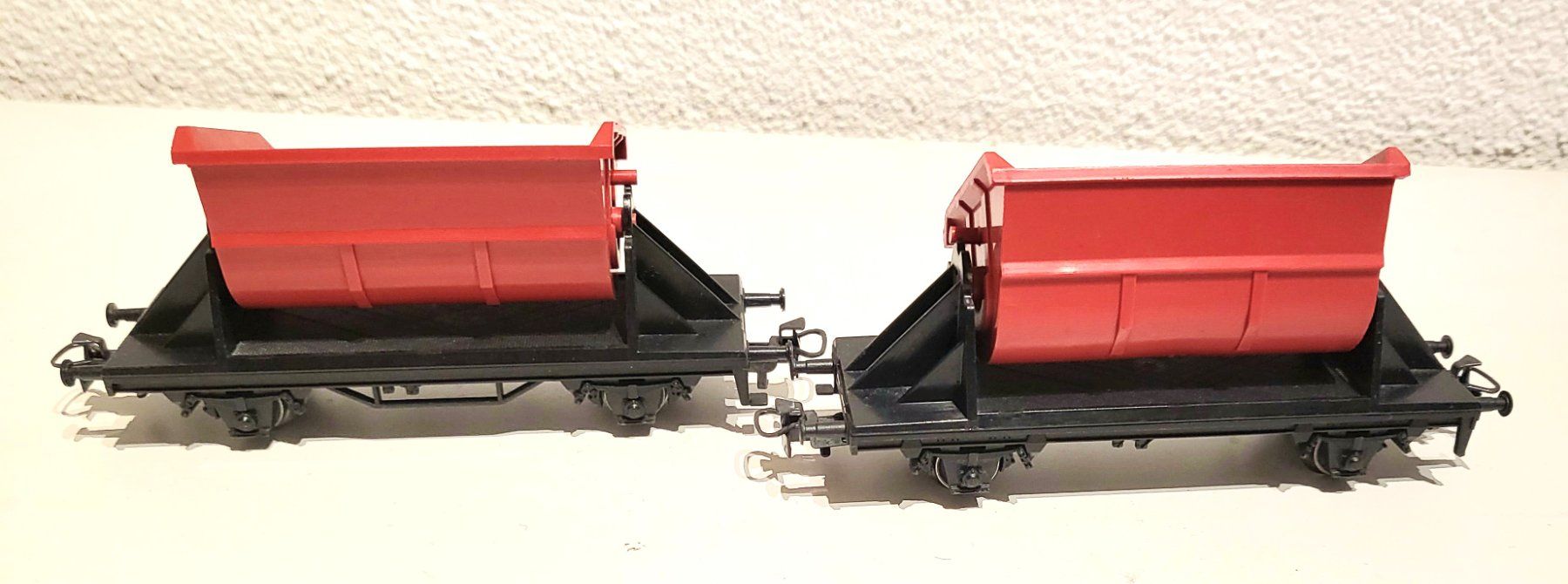 Märklin Modelleisenbahnen: Märklin 2 schöne Kipplore Güterwagen, rot – Gebraucht aus Dielsdorf von  4