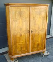 kleiner Barock Jagdschrank mit Intarsien, Nussbaum