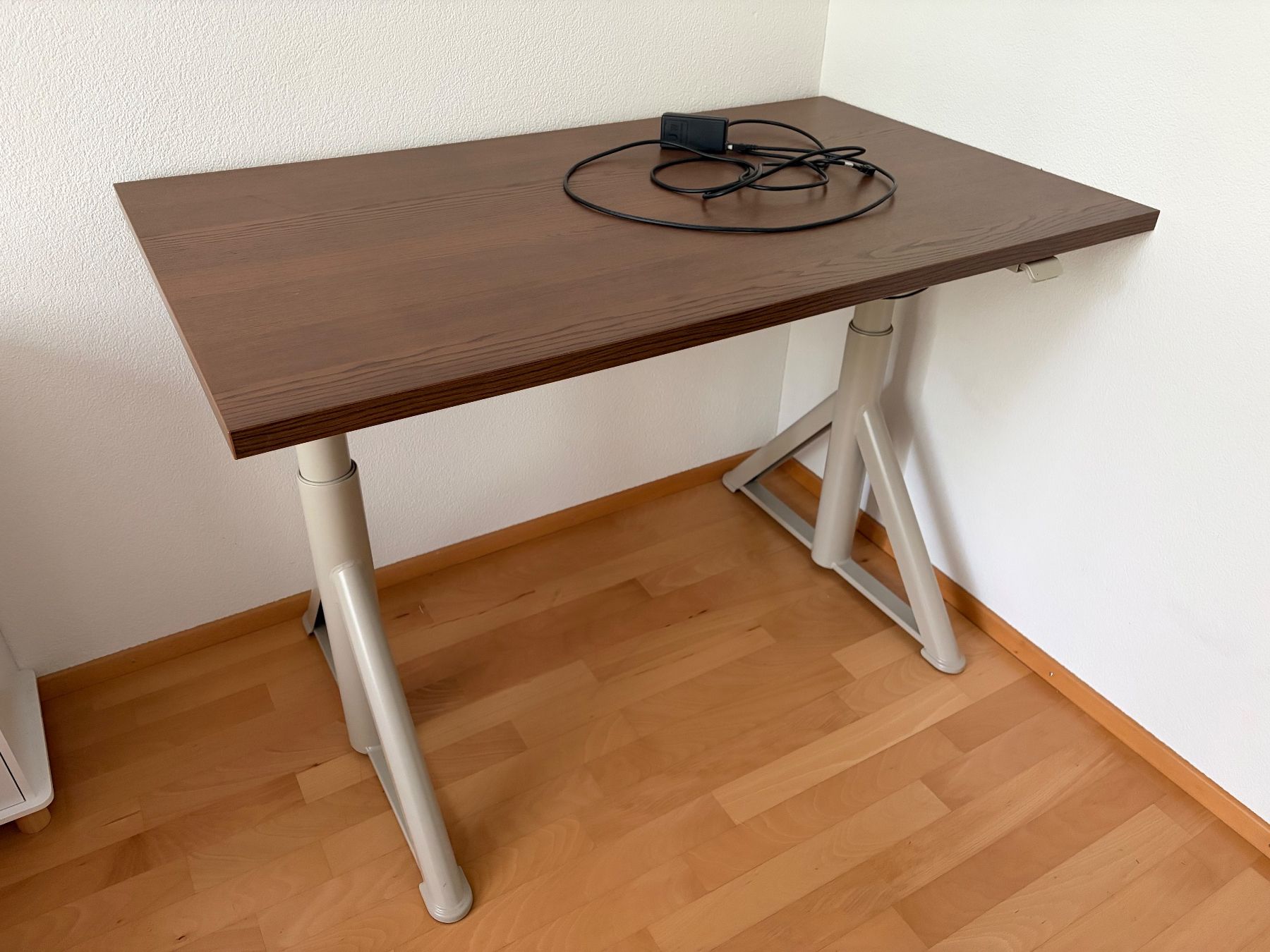 Ikea Scrivanie: Verstellbarer Bürotisch – Usato da Hinwil venduto da MacTavish88