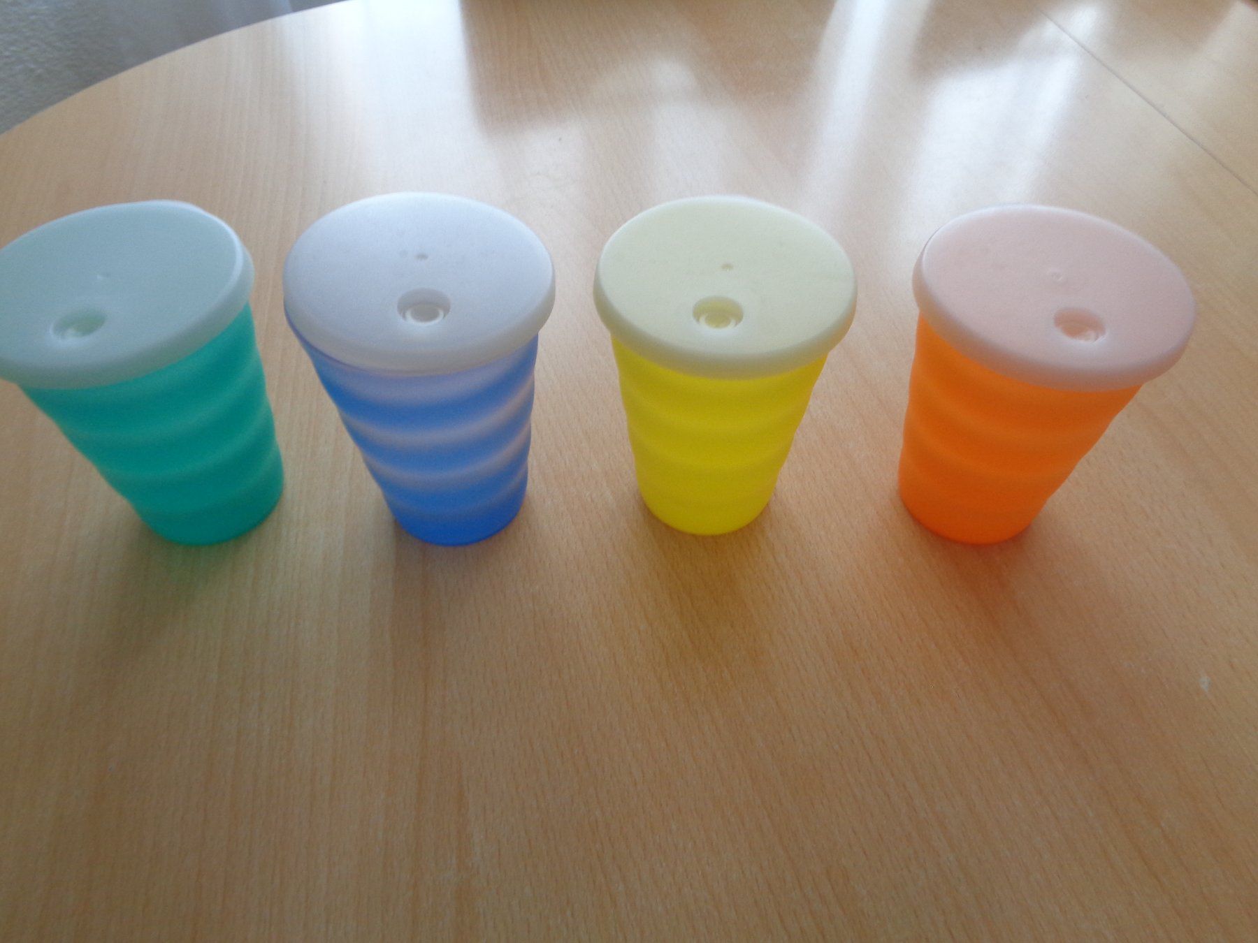 Tupperware Contenitori & Simili: Tupperware 4 Becher mit Strohhalmdeckel – Usato da Dietikon venduto da chroetli77