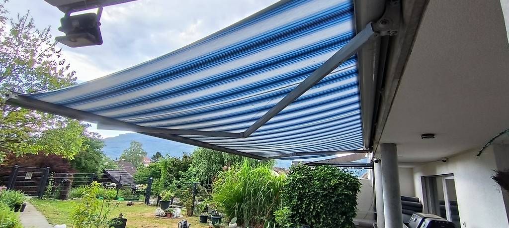Marquises: Elektrischer Sonnenstoren  – D'occasion à Niederbuchsiten par nic_kw2x