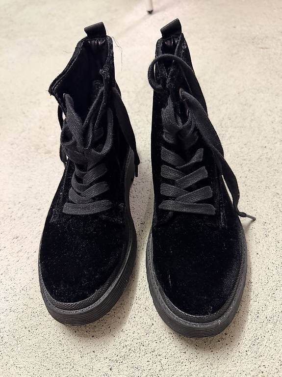 Chaussures femmes: SCHWARZE HIGH-TOP STIEFEL MICHAEL KORS – D'occasion à Märstetten par sha_9p7c 1